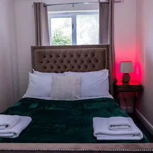 3 Bedrooms House-sofabed-parking-bbqstove-garden Apartment